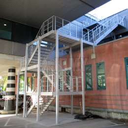 Feuerleiter Treppe Notausgangstreppe aus Aluminium für ein Bürogebäude.